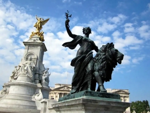 Buckingham Palace Square Sculpture - Monument to Queen Victoria